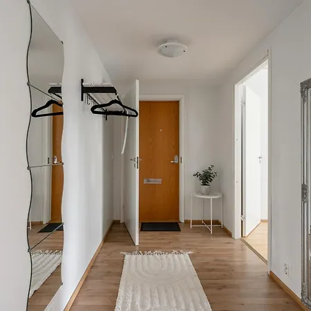 Spacious 1br At Downtown With Balcony *